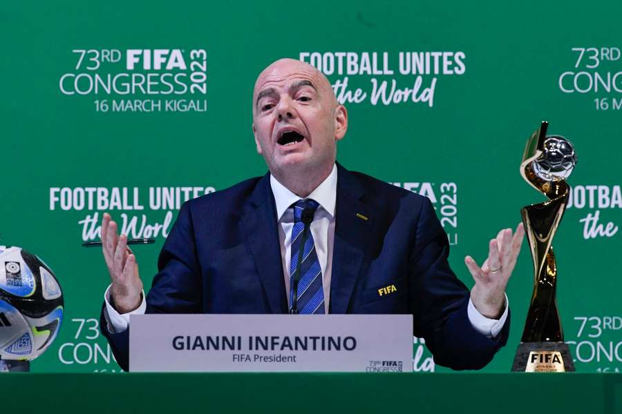 Gianni Infantino: Kvinde-VM bliver uden saudisk sponsor og australiere er dobbeltmoralske