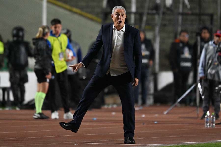 Tite durante o jogo na Bolívia