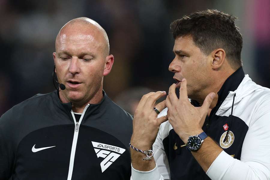 Chelsea's Argentinian head coach Mauricio Pochettino (R) remonstrates with fourth official Simon Hooper