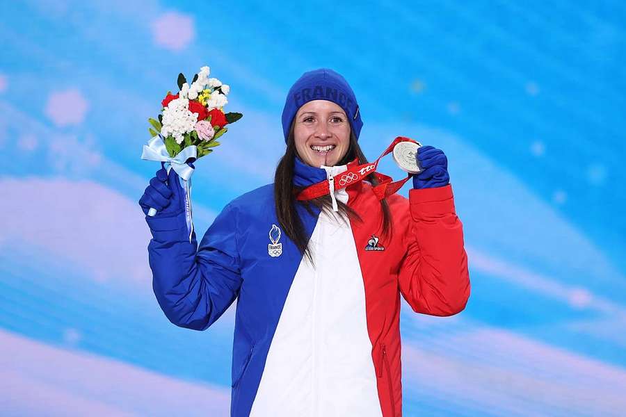 Anaïs Chevalier-Bouchet sur le podium olympique de Pékin en 2022.