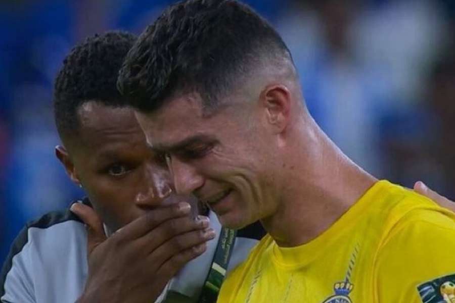 Cristiano Ronaldo consolato dai compagni di squadra
