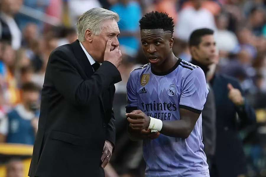 Vinícius Júnior com Carlo Ancelotti