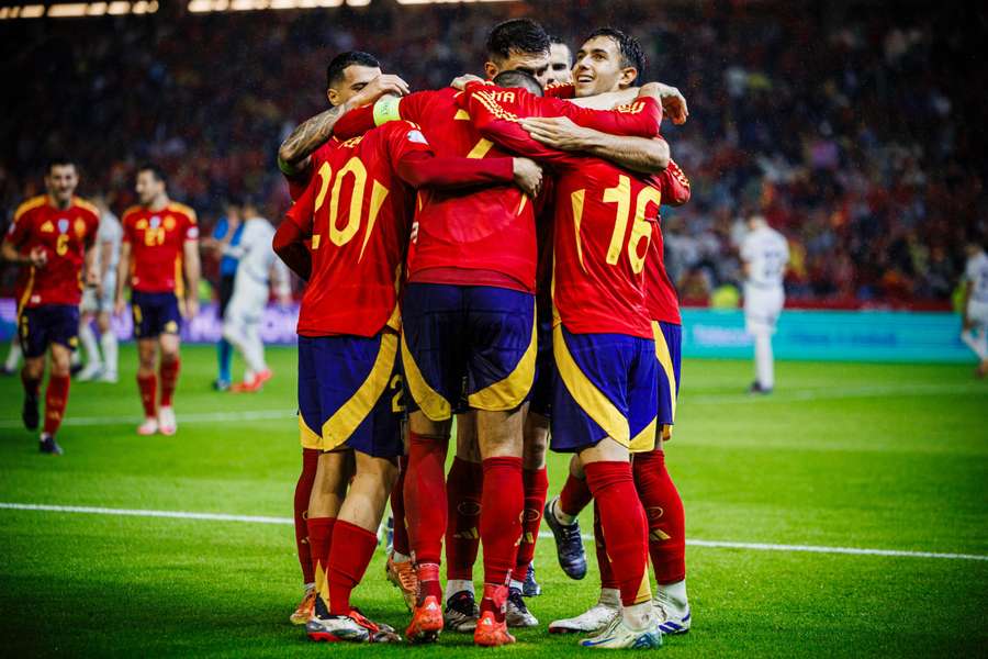 Los jugadores de España celebran un gol