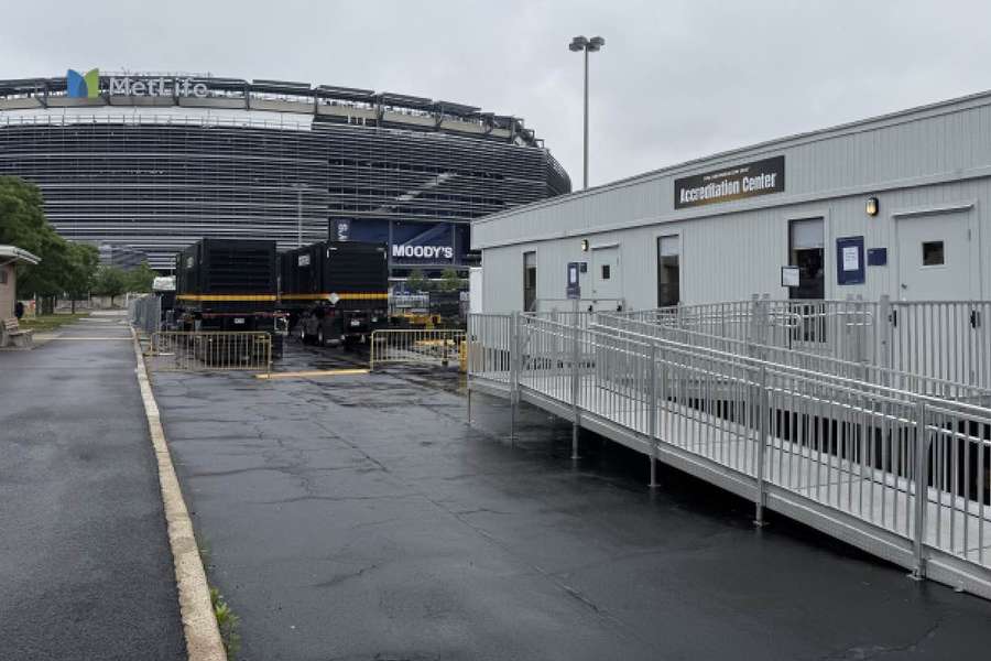 Centro de credenciamento da imprensa em frente a uma das entradas do MetLife Stadium