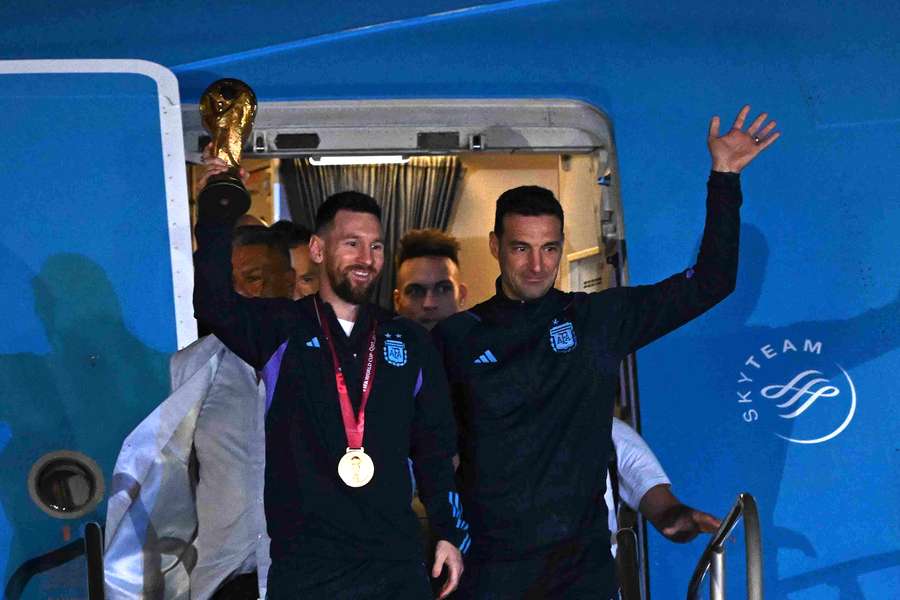 Scaloni à chegada a Buenos Aires, com Messi
