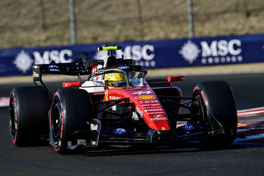 Lewis Hamilton da Ferrari durante os treinos Lewis Hamilton da Ferrari durante os treinos