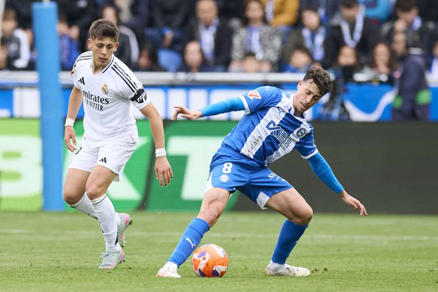 Antonio Blanco, con el balón, durante un partido contra el Real Madrid.