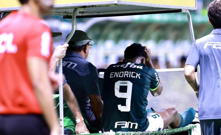 Endrick saiu de maca, mas tranquilizou a torcida do Palmeiras