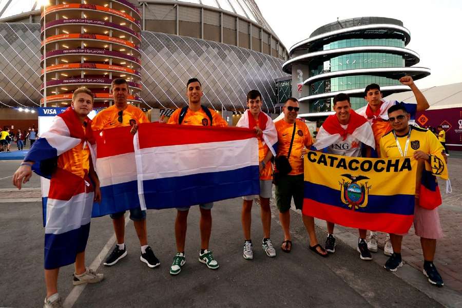 Fans van beide landen verzamelen zich voor de wedstrijd bij het stadion