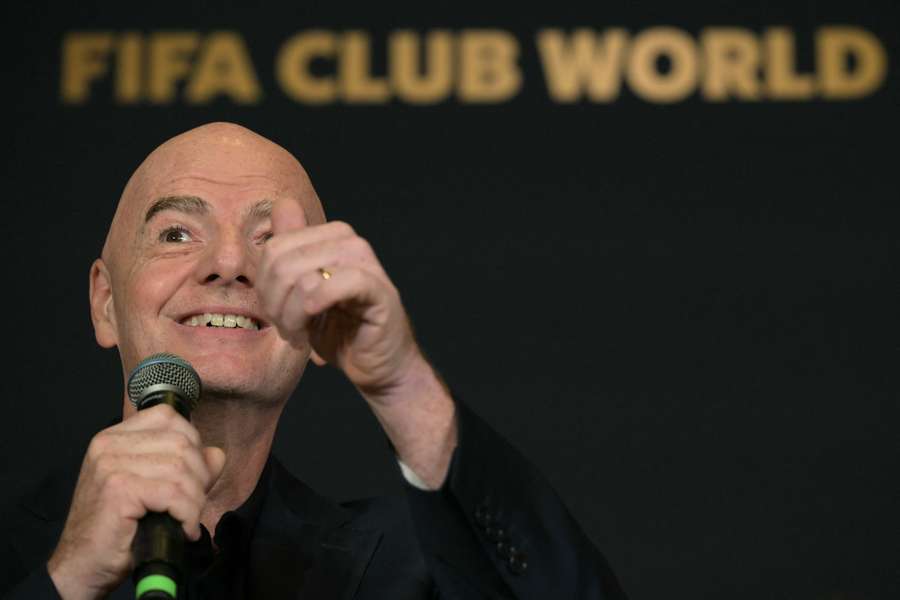 Infantino durante encontro com a imprensa na Trump Tower