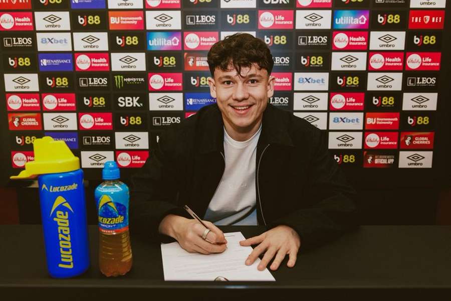 Bournemouth garante médio do Ferencvaros, Alex Toth