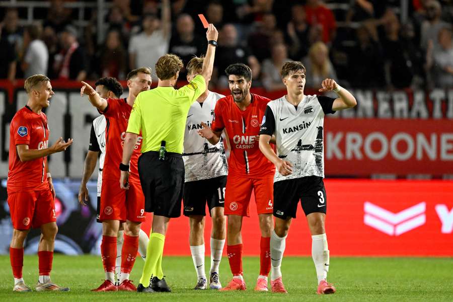 Ricardo Visus ontving een rode kaart bij zijn debuut voor Almere City