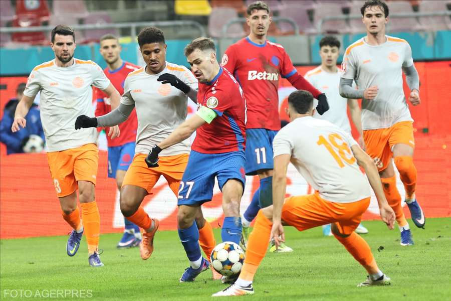 Olaru, în meciul cu Metaloglobus Olaru, în meciul cu Metaloglobus