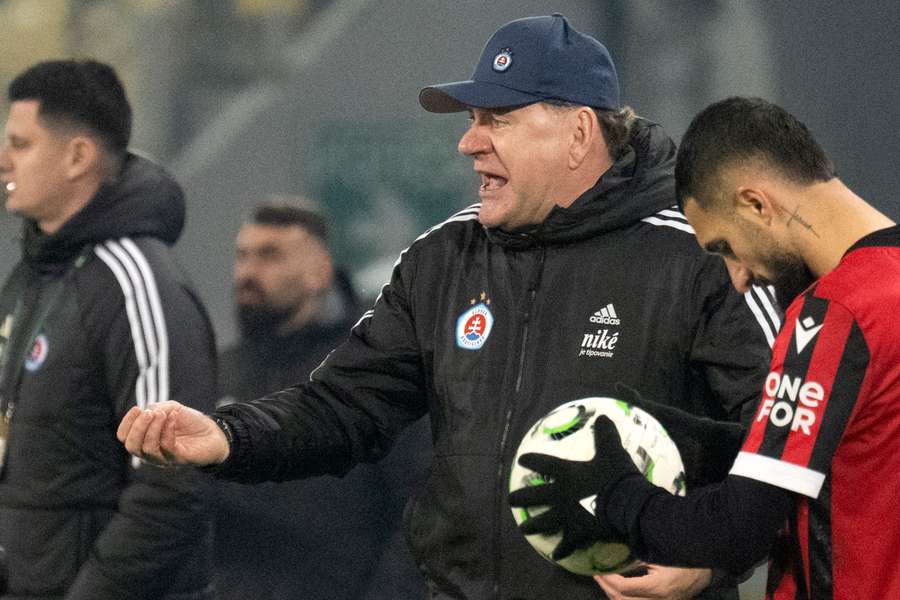 Zverenci Weissa v Skopje neuspeli. Zverenci Weissa v Skopje neuspeli.