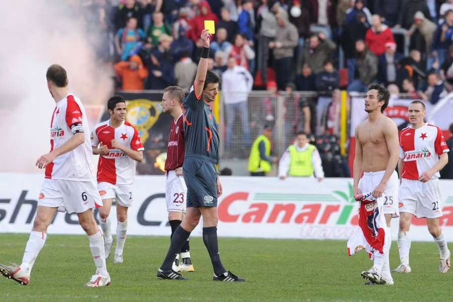 David Kalivoda (vpravo) dostává druhou žlutou kartu v derby na jaře 2008, v pozadí sparťan Michal Kadlec.