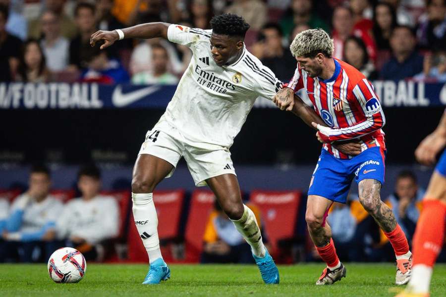 Tchouaméni ante De Paul en el último Atlético de Madrid-Real Madrid
