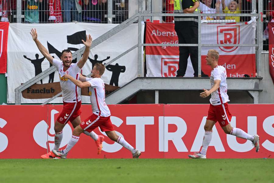 Jugadores del Ratisbona celebran el único gol del partido.