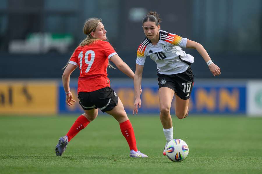 Essens Talent Potsi erhält beim FC Bayern einen Vertrag bis 2029 Essens Talent Potsi erhält beim FC Bayern einen Vertrag bis 2029