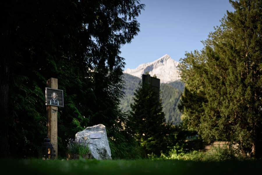 In Garmisch-Partenkirchen steht dieses Denkmal für Laura Dahlmeier