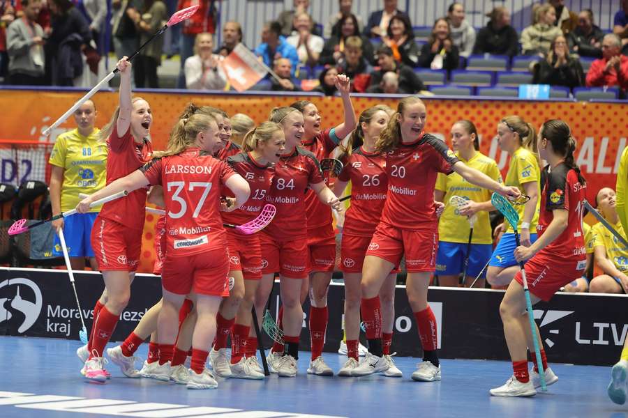 Švýcarky v semifinále florbalového MS překvapivě porazily Švédsko. Švýcarky v semifinále florbalového MS překvapivě porazily Švédsko.