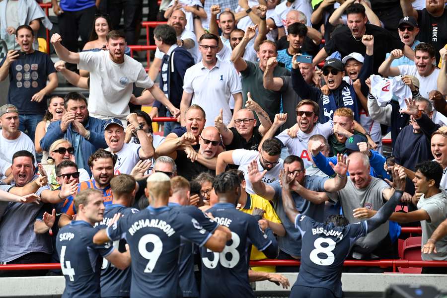 Apărătorul brazilian al lui Tottenham Hotspur #12 Emerson Royal sărbătorește în fața fanilor