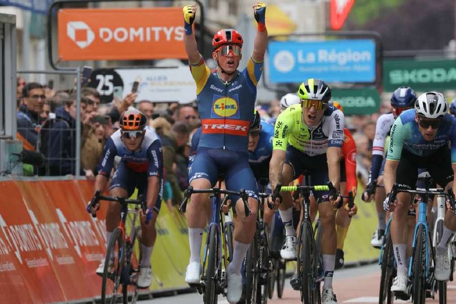 Mads Pedersen jubelt über seinen Auftaktsieg beim Criterium du Dauphine.