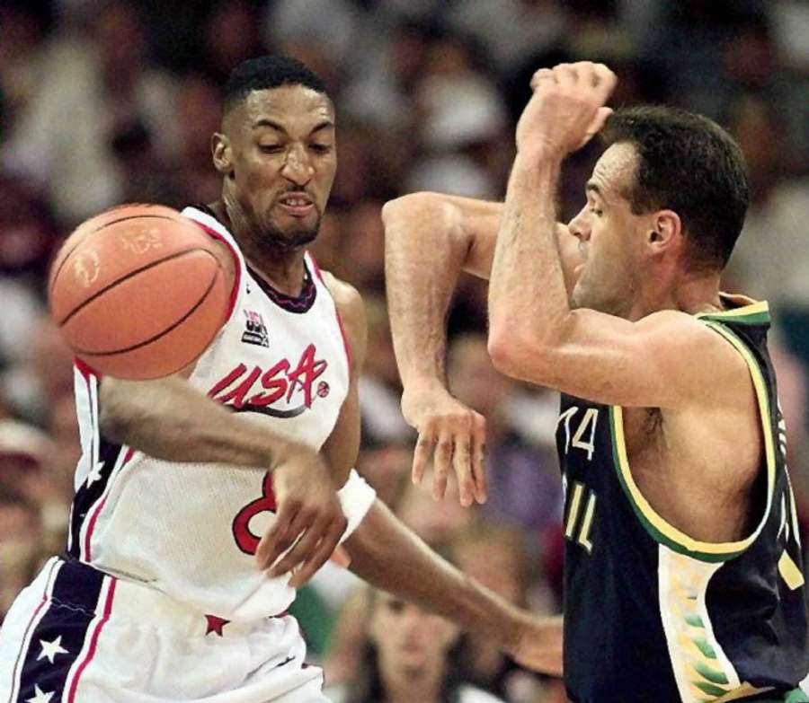 Oscar disputa bola com Scottie Pippen durante os Jogos Olímpicos de 1996