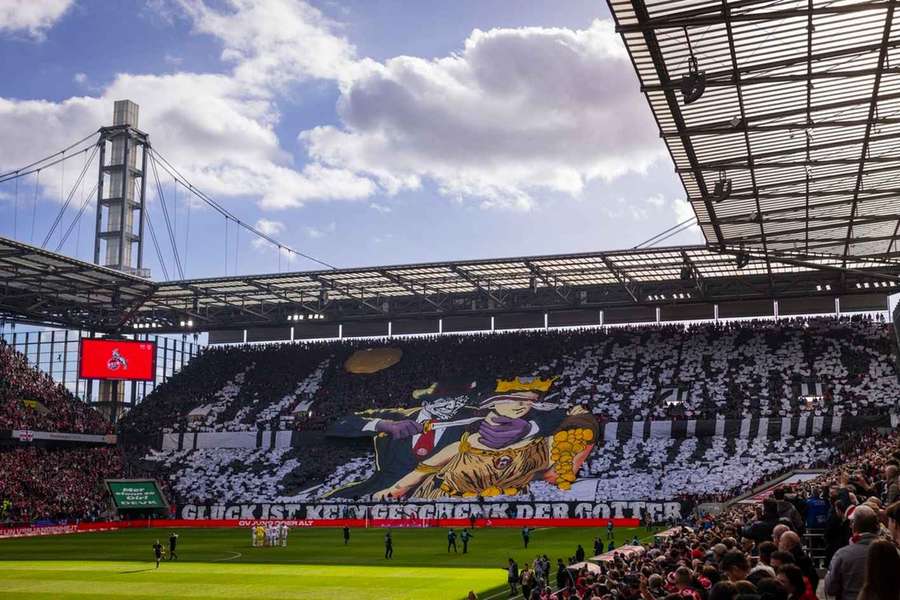 Die Choreo der FC-Fans: Glücksgöttin Fortuna wird mit einem Messer bedroht