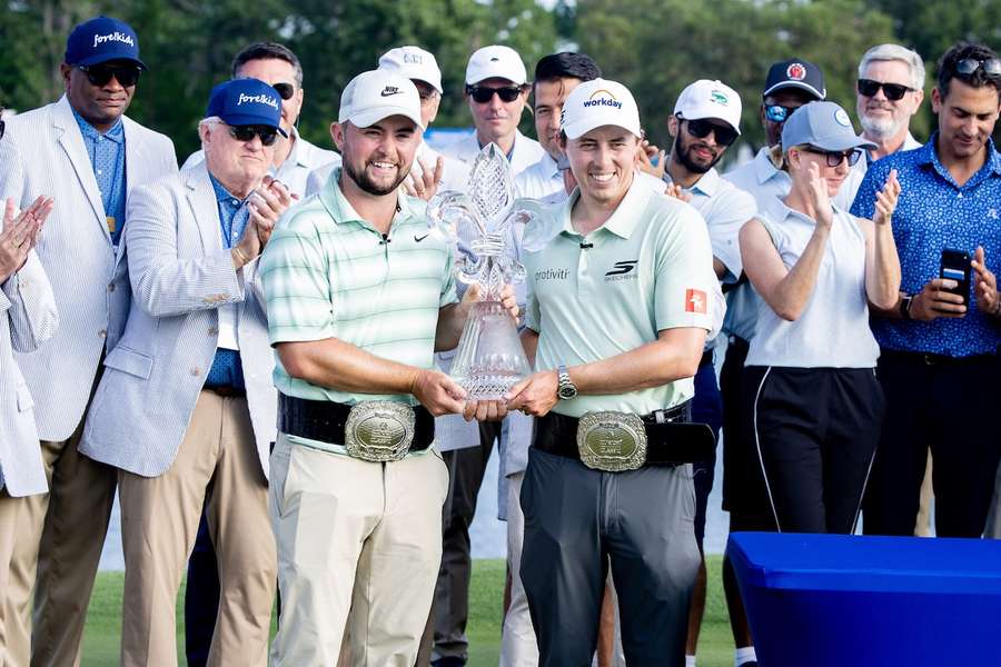 Alex Fitzpatrick (l.) und sein Bruder Matt mit der Trophäe in New Orleans
