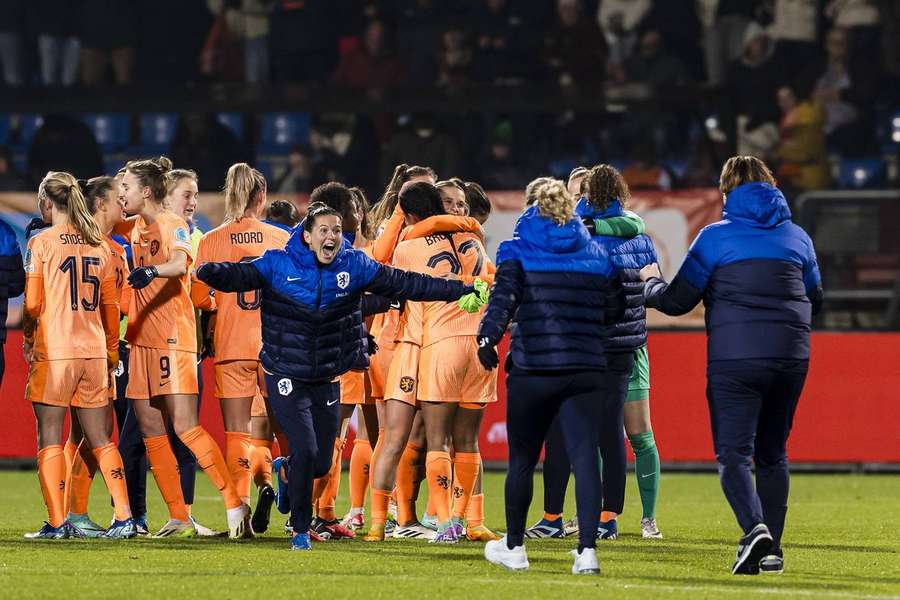 Oranje viert de goal van Egurrola 