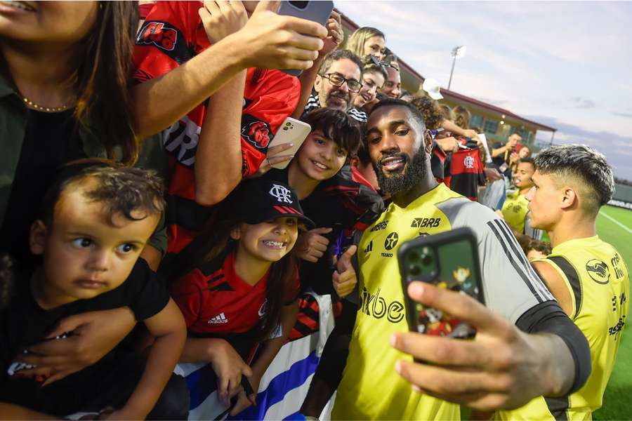 Gerson ao lado da torcida rubro-negra em Orlando, na Flórida