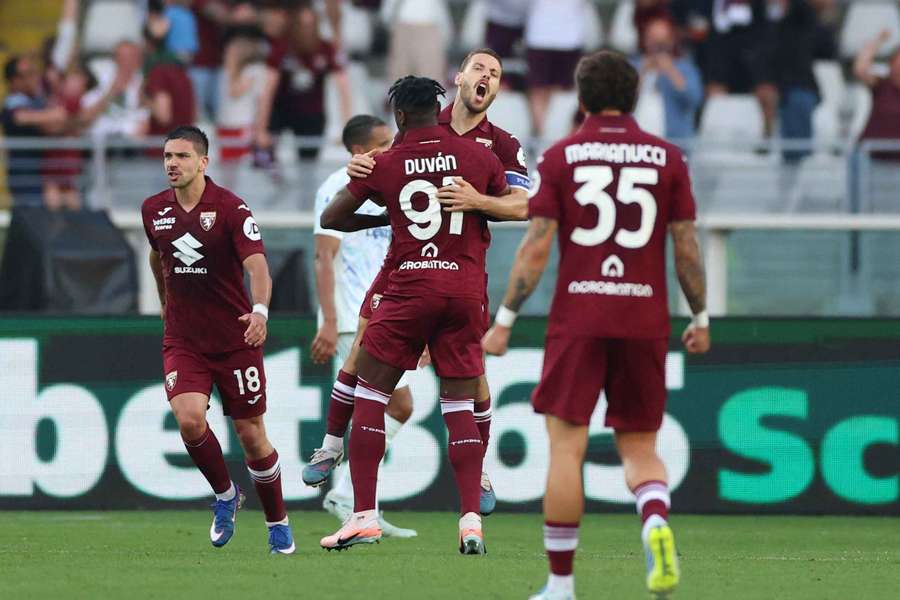 Vlasic e Zapata festeggiano il gol del 2-2