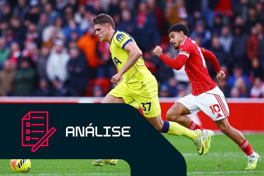 Micky van de Ven, do Tottenham, é perseguido por Morgan Gibbs-White, do Nottingham Forest