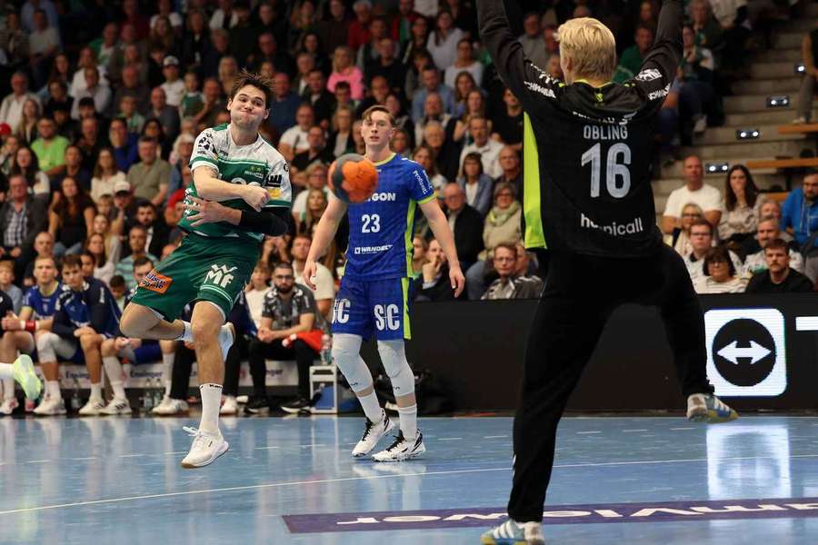 Hallbäck (l.) und Pregler (m.) tauschen die Trikots