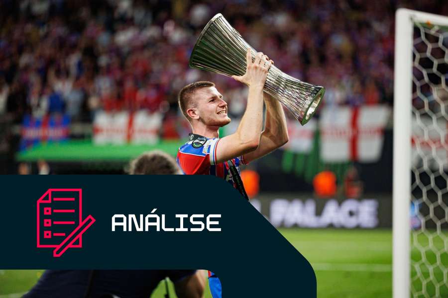 Adam Wharton ergue o troféu da Liga Conferência