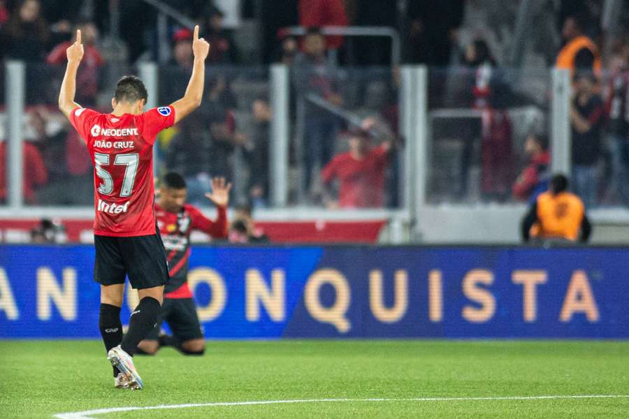 Athletico-PR largou na frente no jogo de ida