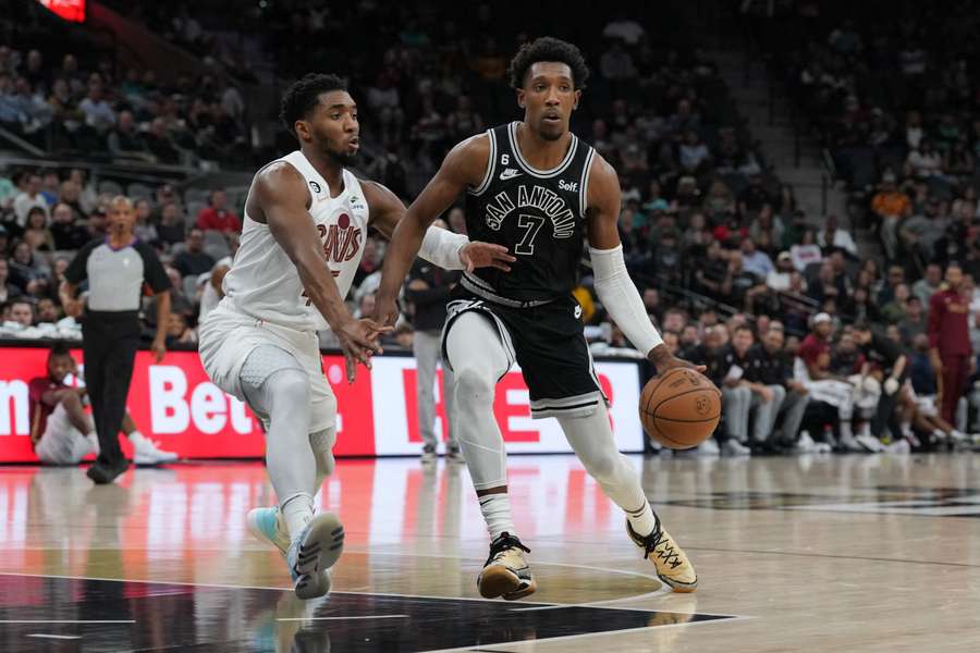 NBA roundup: Spurs hang on in final seconds to beat Cavaliers by a point