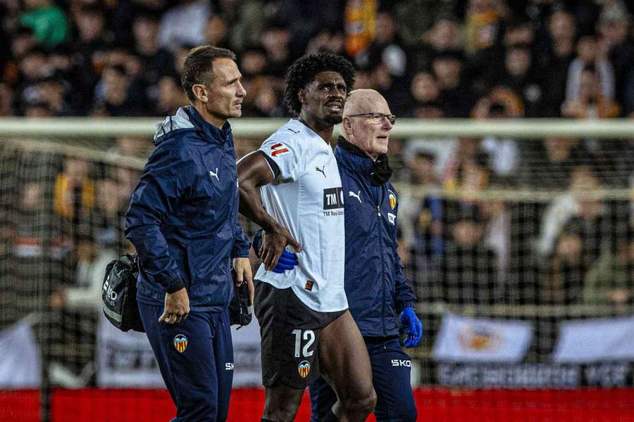 Thierry Correia, retirado por personal médico del Valencia