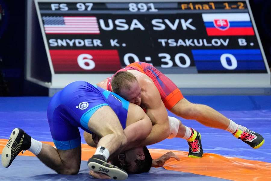 Slovenský reprezentant v zápasení Batyrbek Cakulov (vľavo) a Američan Kyle Frederick Snyder počas finálového duelu.