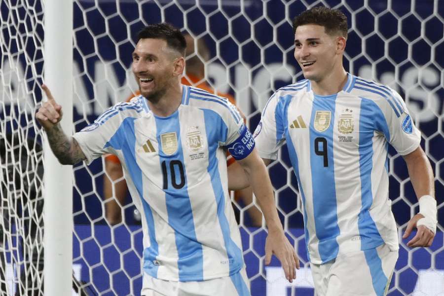 Messi e Julián Álvarez, os autores dos gols argentinos na partida