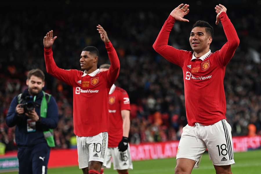 Rashford og Casemiro fejrer deres EFL-titel.