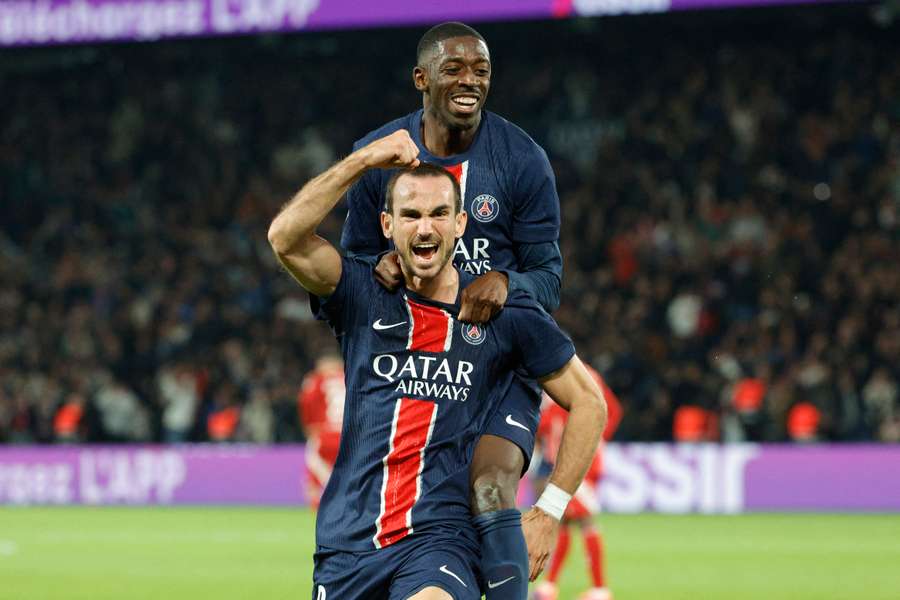 Fabián Ruiz celebra su gol ante el Brest con Dembélé