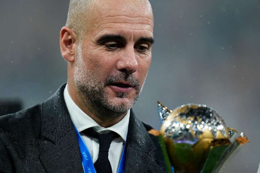 Pep Guardiola celebra con el trofeo del Mundial de Clubes - el quinto trofeo del Man City de un increíble 2023
