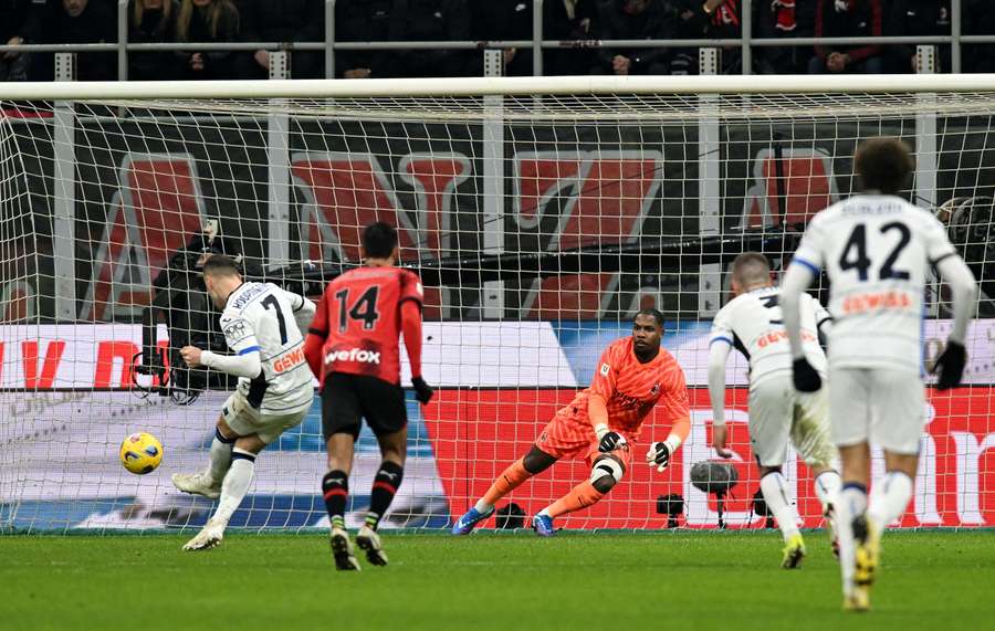 Teun Koopmeiners, del Atalanta, marca el segundo gol desde el punto penal.
