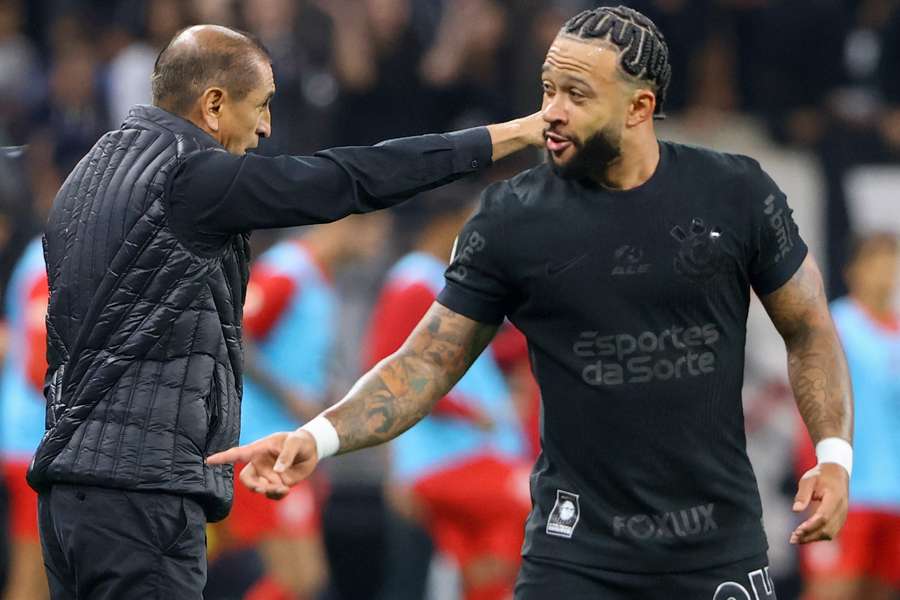 Memphis e Ramón Díaz ao fundo em partida do Brasileirão da última temporada