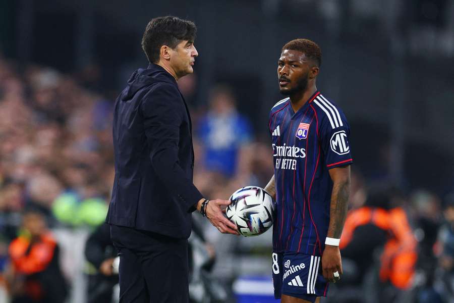 Ainsley Maitland-Niles (vpravo) přibyl na marodku Lyonu. 