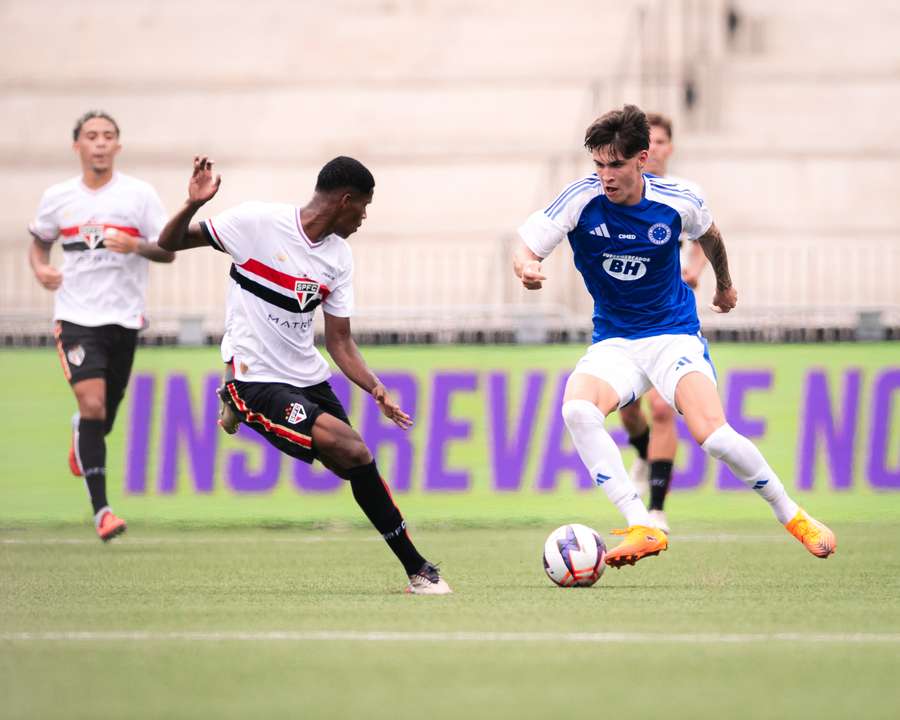 Cruzeiro fez um gol em cada tempo no Pacaembu