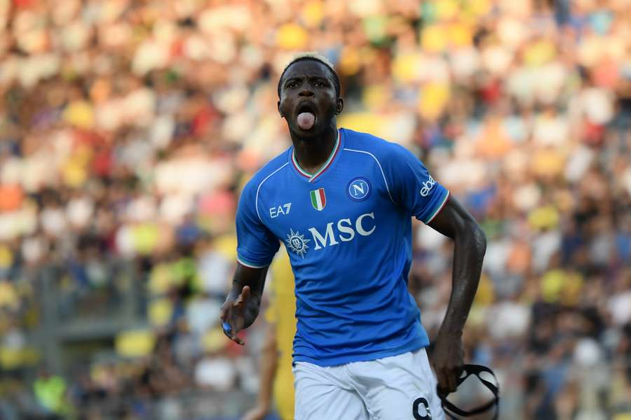 Victor Osimhen comemora o golo