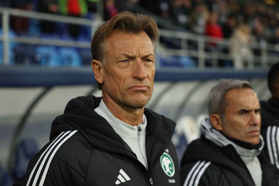 Hervé Renard, durante un amistoso ante Serbia dirigiendo a Arabia Saudí