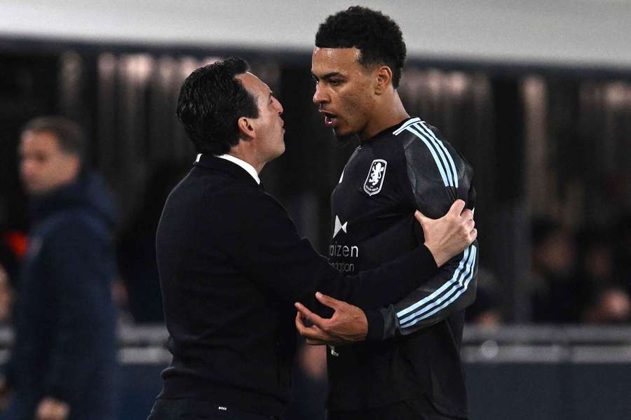 Morgan Rogers com Unai Emery no Aston Villa